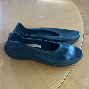 Arcopedico Black Flats Sleek Minimalist Design